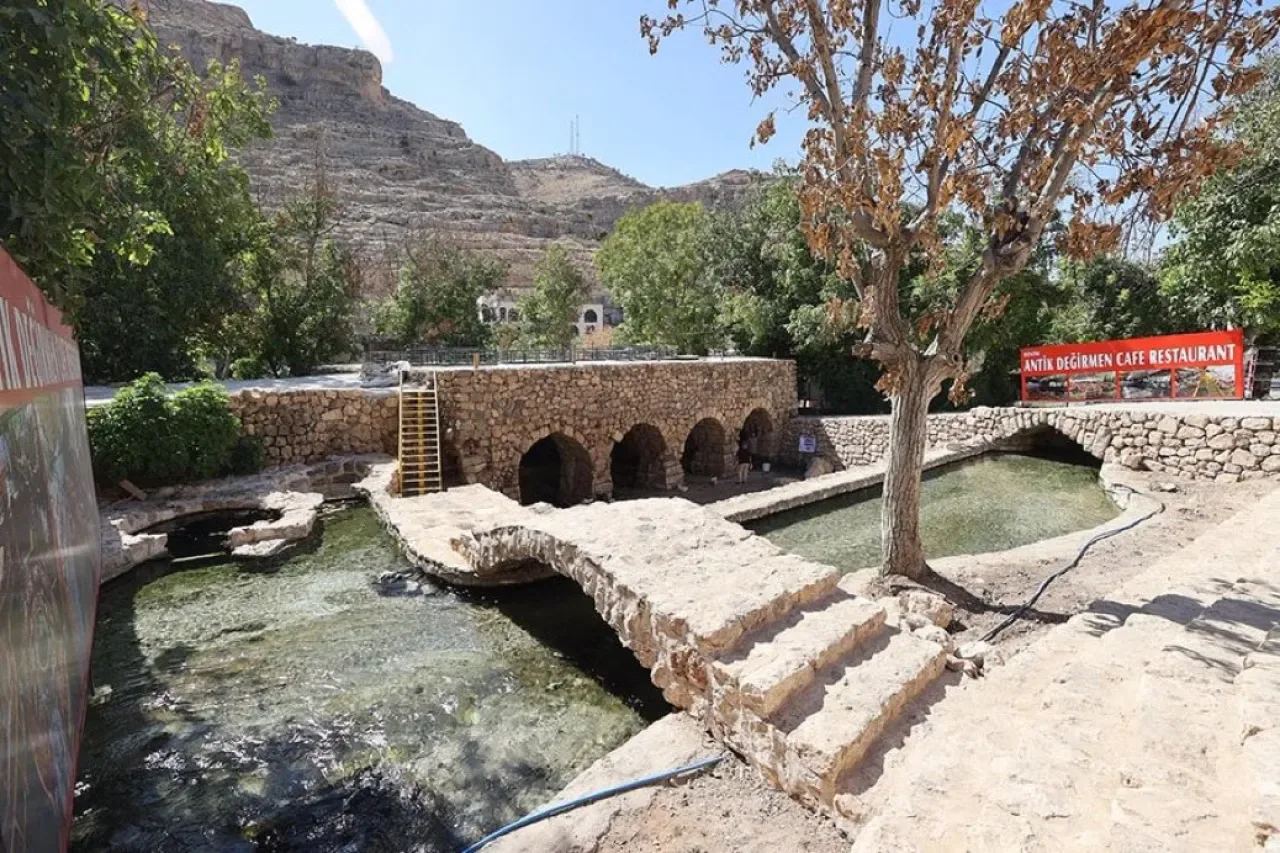 Midyat'ta Tarihi Değirmen Temizliğinde 1500 Yıllık Mozaik Keşfedildi Midyat'ta Tarihi Değirmen Temizliğinde 1500 Yıllık Mozaik Keşfedildi