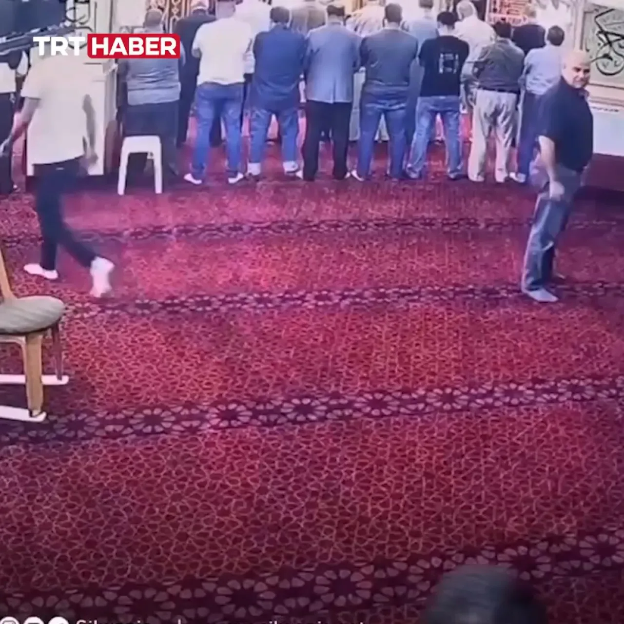 İsrail Polisi, Kudüs'teki El Hicra Camii'nde Namaz Kılanlara Kimlik Kontrolü Girişiminde Bulundu İsrail Polisi, Kudüs'teki El Hicra Camii'nde Namaz Kılanlara Kimlik Kontrolü Girişiminde Bulundu