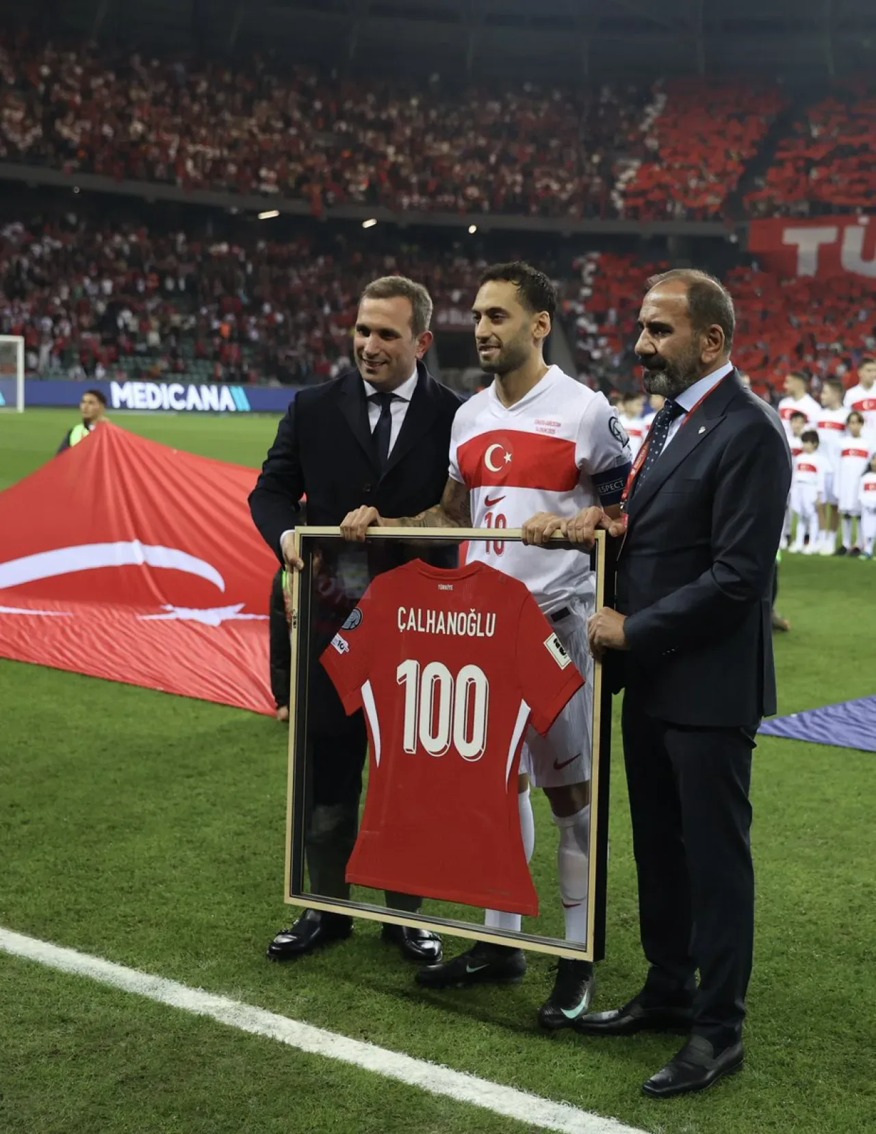 Hakan Çalhanoğlu: "100. Maçımda Çok Mutlu ve Gururluyum" Hakan Çalhanoğlu: "100. Maçımda Çok Mutlu ve Gururluyum"