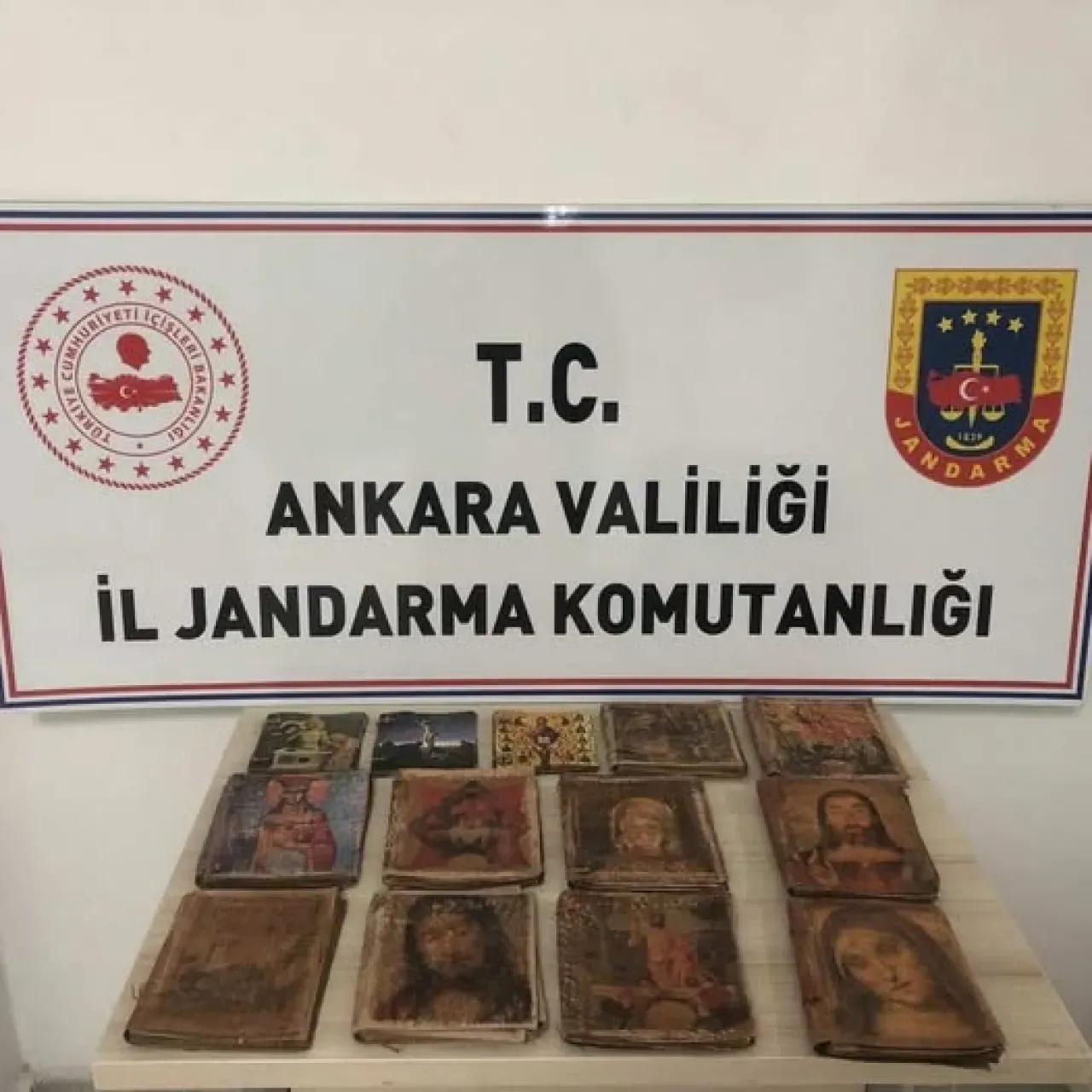 Ankara'da Tarihi İbranice El Yazmaları Ele Geçirildi Ankara'da Tarihi İbranice El Yazmaları Ele Geçirildi