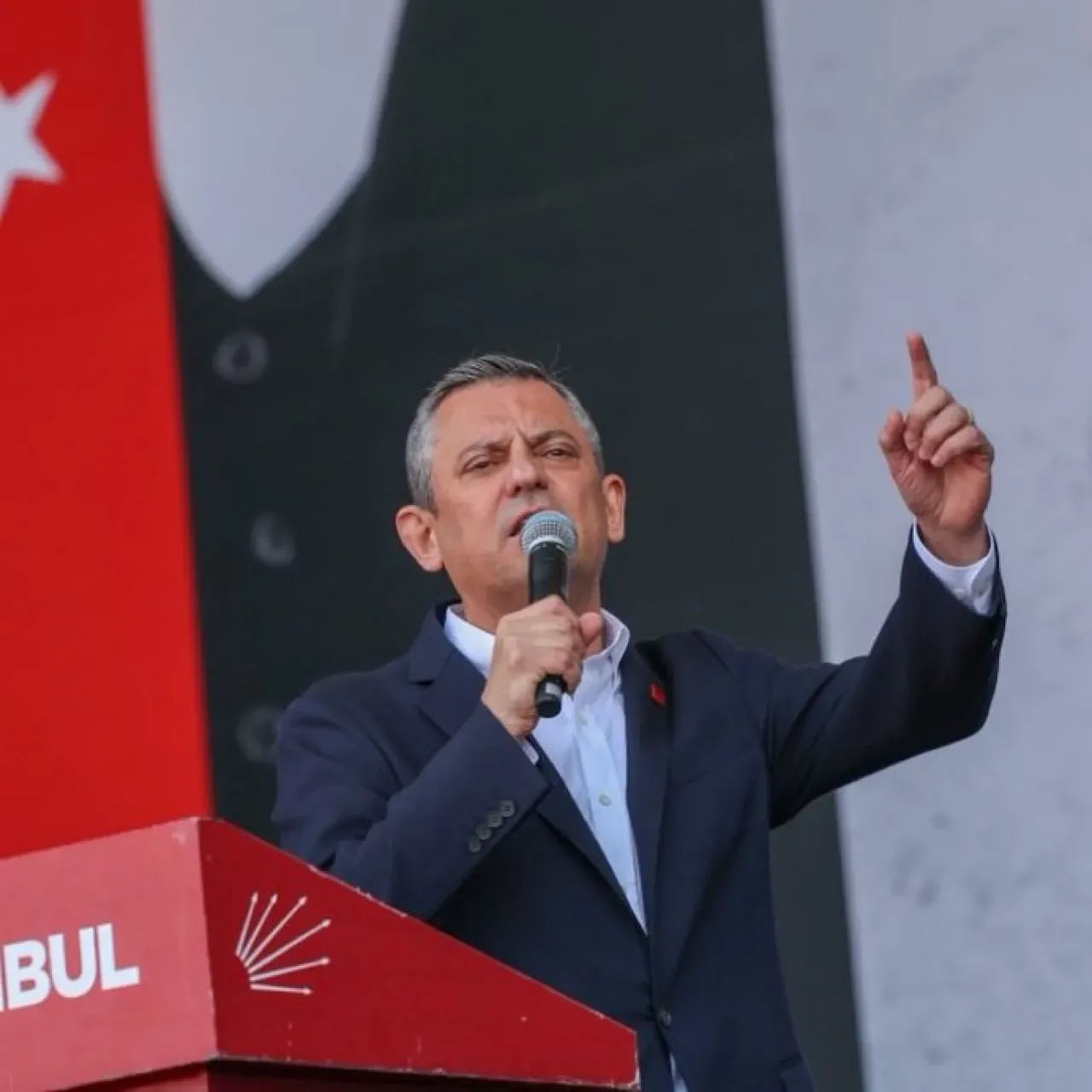 Özgür Özel'den Yoksul Vatandaşa Ekonomi Vaatleri: Kredi Kartı Borçlarına Müdahale Özgür Özel'den Yoksul Vatandaşa Ekonomi Vaatleri: Kredi Kartı Borçlarına Müdahale