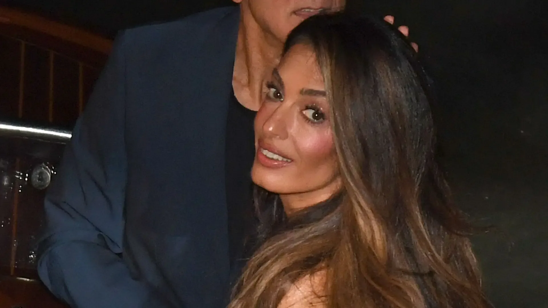 Amal Clooney Venedik'te Pailletli Vintage Prada Mini Elbiseyle Parladı Amal Clooney Venedik'te Pailletli Vintage Prada Mini Elbiseyle Parladı