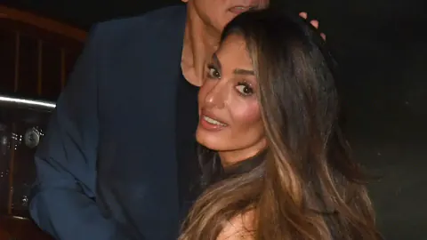 Amal Clooney Venedik'te Pailletli Vintage Prada Mini Elbiseyle Parladı