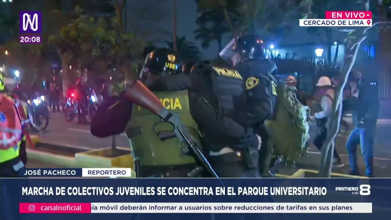 Lima'da Polis ve Göstericiler Arasında Çatışmalar Sürüyor Lima'da Polis ve Göstericiler Arasında Çatışmalar Sürüyor