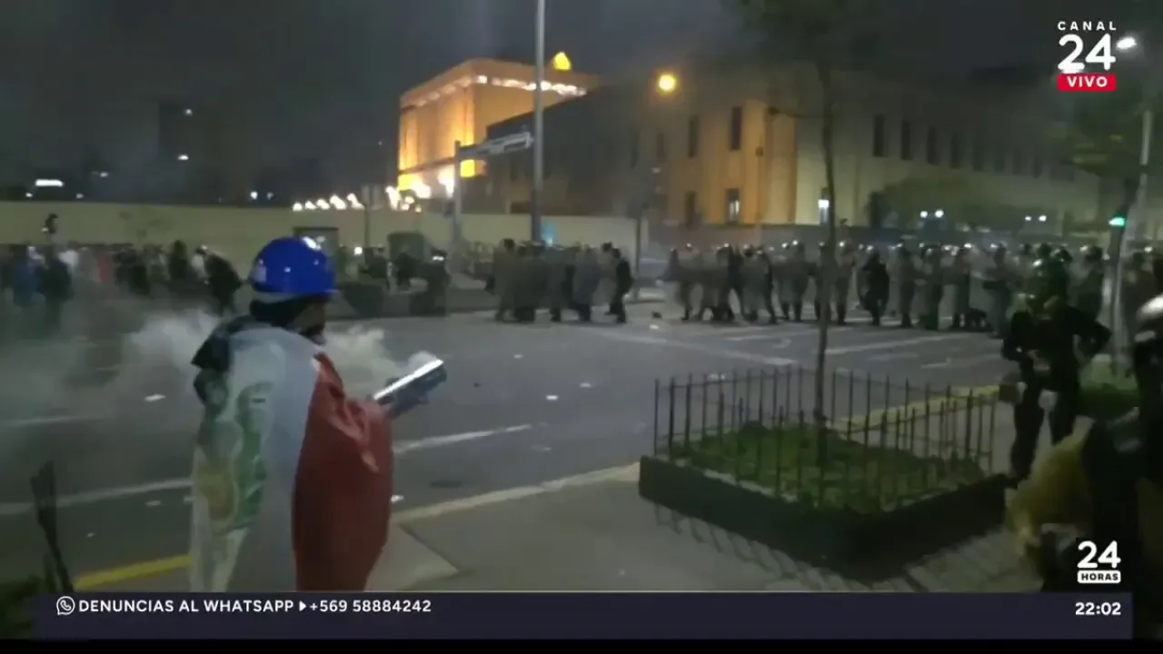 Peru'da Protestolar: Göstericiler Kongre Binasının Önünde Ateş Yaktı Peru'da Protestolar: Göstericiler Kongre Binasının Önünde Ateş Yaktı