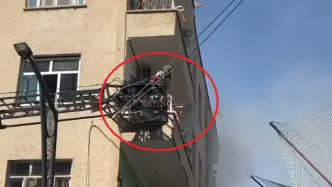 Diyarbakır'da yangında mahsur kalan kadın konteynerden kurtarıldı