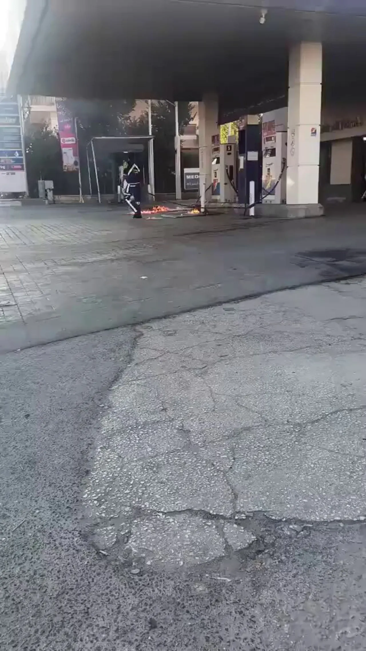 Lübnan'da İşten Çıkarılan Pompacı Benzin İstasyonunu Ateşe Verdi Lübnan'da İşten Çıkarılan Pompacı Benzin İstasyonunu Ateşe Verdi