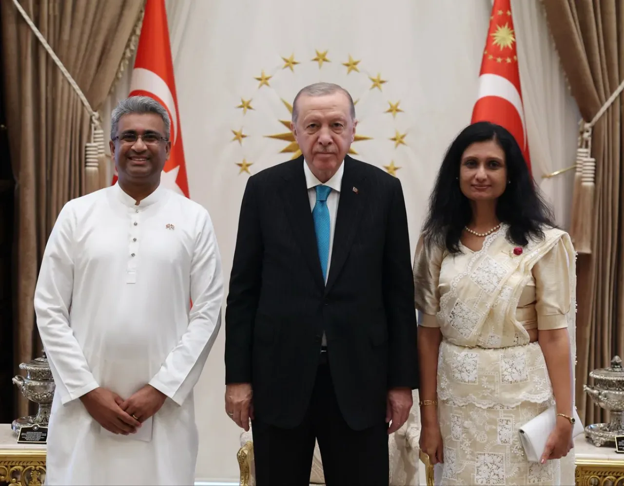 Türkiye Cumhurbaşkanı Erdoğan, Sri Lanka'nın Yeni Büyükelçisi Kadurugamuwa'yı Kabul Etti Türkiye Cumhurbaşkanı Erdoğan, Sri Lanka'nın Yeni Büyükelçisi Kadurugamuwa'yı Kabul Etti