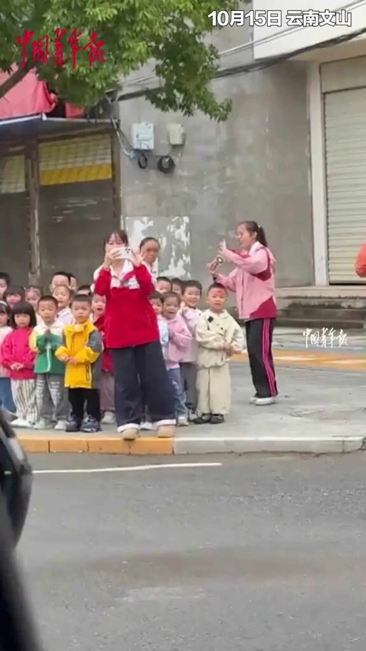 Chinese Kindergarten Teacher Shares Wedding Joy with Students on Special Day Chinese Kindergarten Teacher Shares Wedding Joy with Students on Special Day