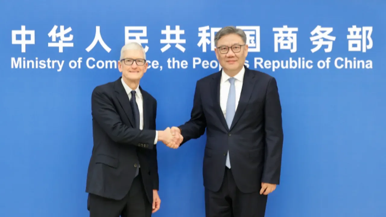 Apple CEO'su Tim Cook, Çin Ticaret Bakanı ile Görüştü Apple CEO'su Tim Cook, Çin Ticaret Bakanı ile Görüştü