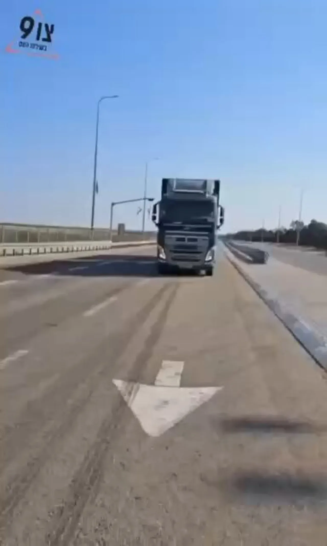İsrailliler Karm Abu Salem Sınır Kapısında Yardım Tırlarının Gazze'ye Girişini Engelledi İsrailliler Karm Abu Salem Sınır Kapısında Yardım Tırlarının Gazze'ye Girişini Engelledi