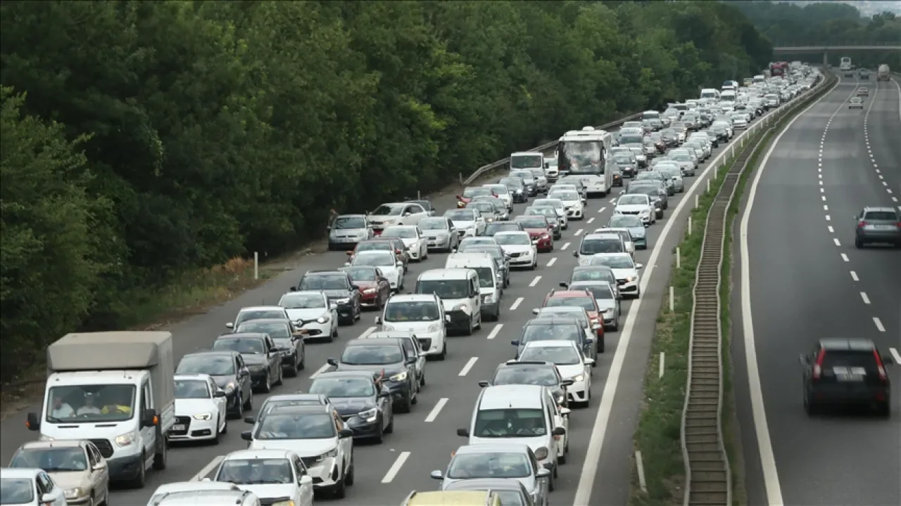 Türkiye'de Trafiğe Kayıtlı Araç Sayısı 33 Milyonu Aştı Türkiye'de Trafiğe Kayıtlı Araç Sayısı 33 Milyonu Aştı