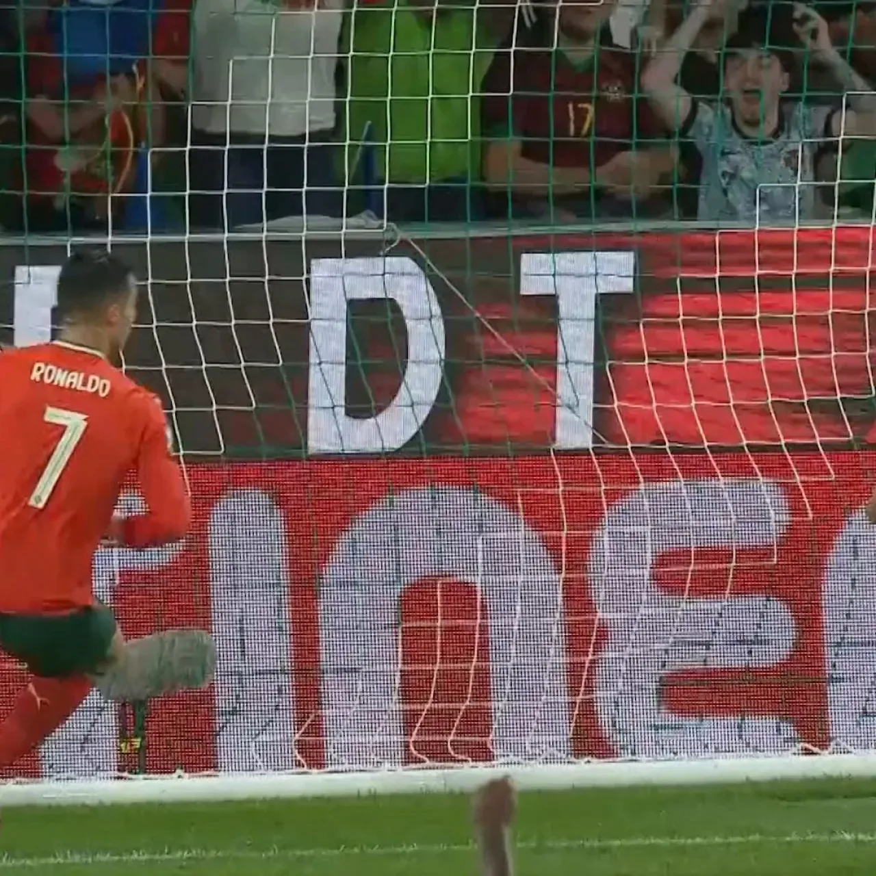 Cristiano Ronaldo, Macaristan'a Attığı İki Golle Tarihe Geçti Cristiano Ronaldo, Macaristan'a Attığı İki Golle Tarihe Geçti