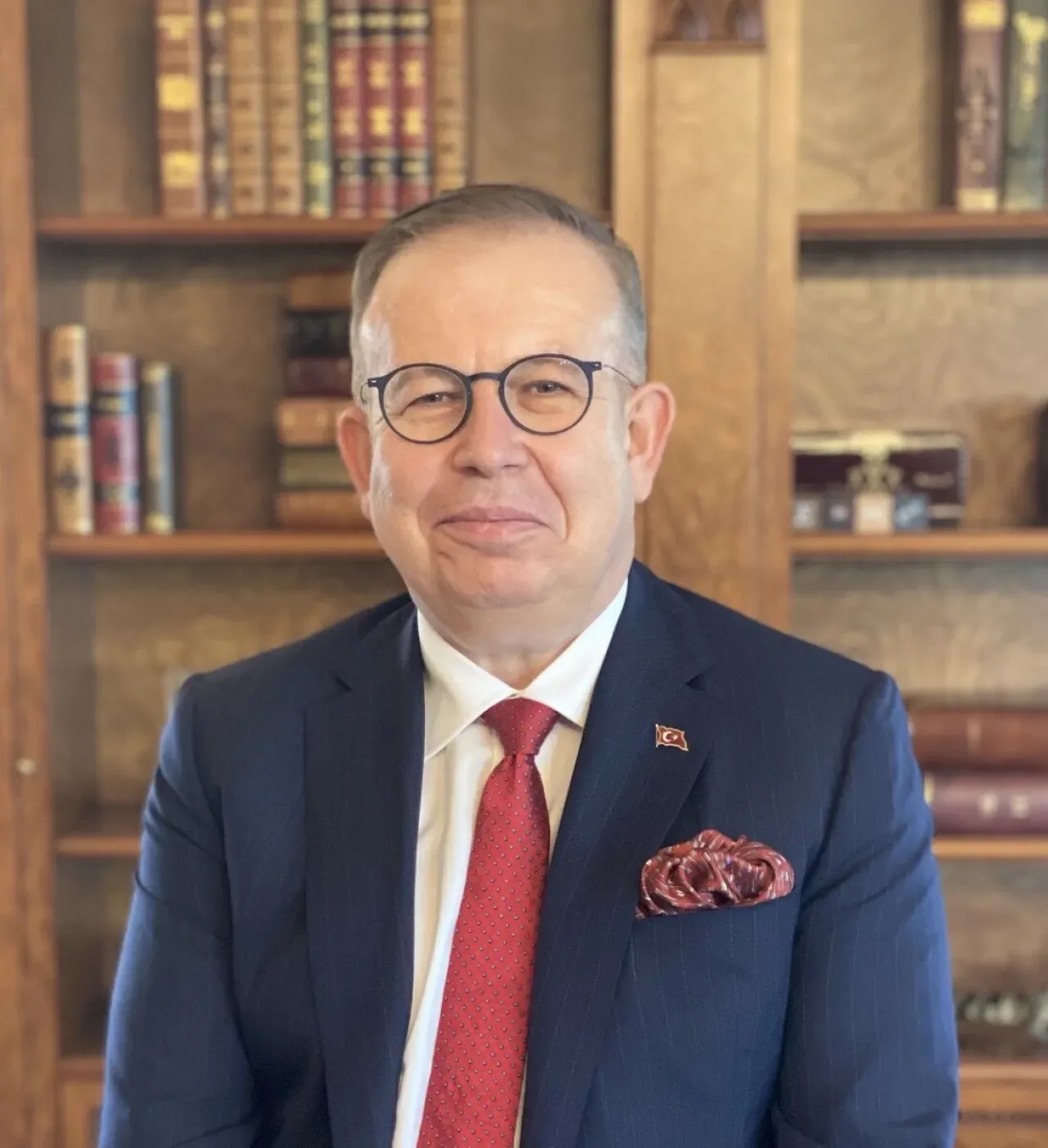İran İslam Devrimi'nin Perde Arkası: Tarihin Bilinmeyen Soruları İran İslam Devrimi'nin Perde Arkası: Tarihin Bilinmeyen Soruları