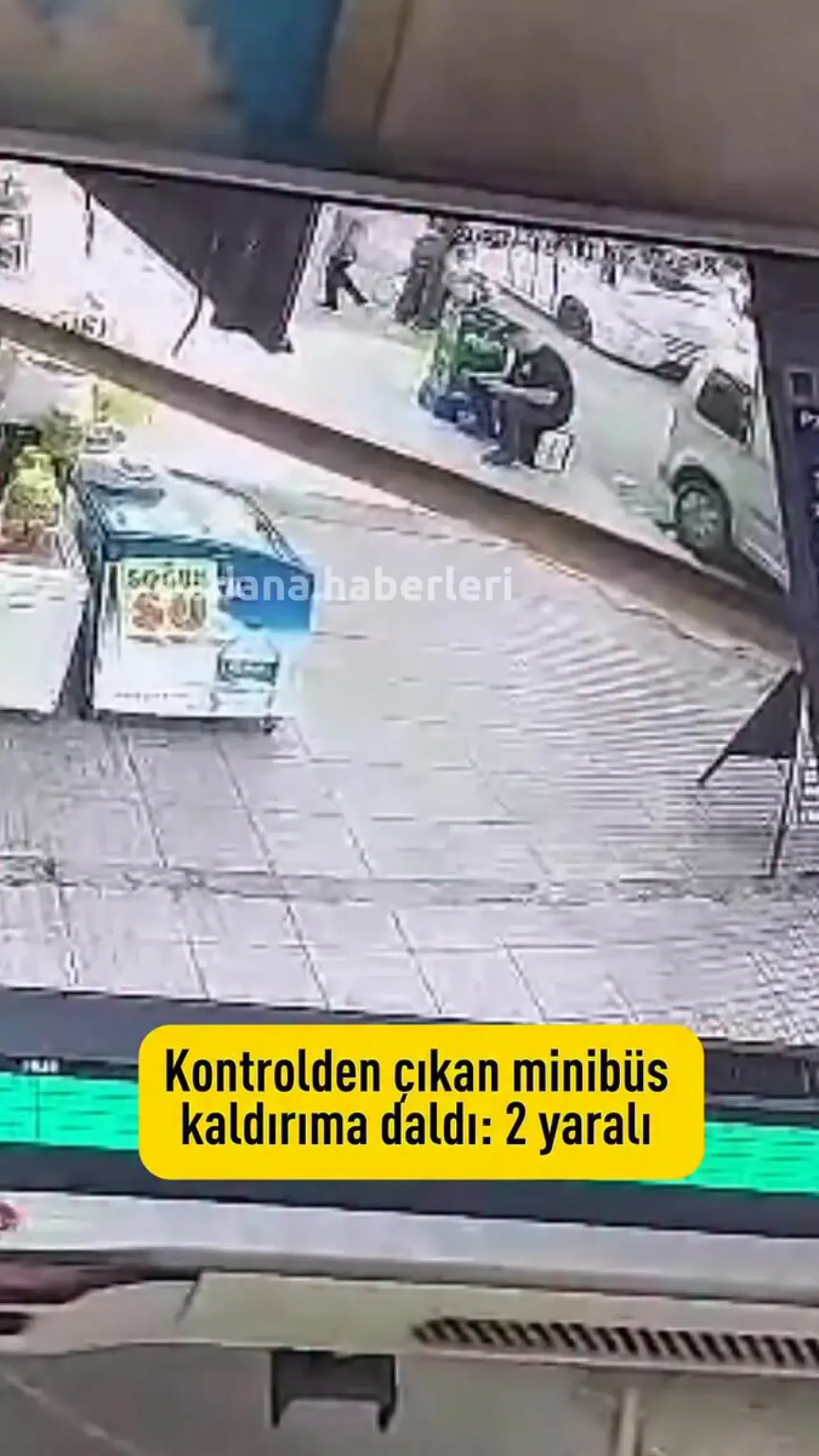 Adana'da Kontrolden Çıkan Minibüs İki Kişiyi Yaraladı Adana'da Kontrolden Çıkan Minibüs İki Kişiyi Yaraladı