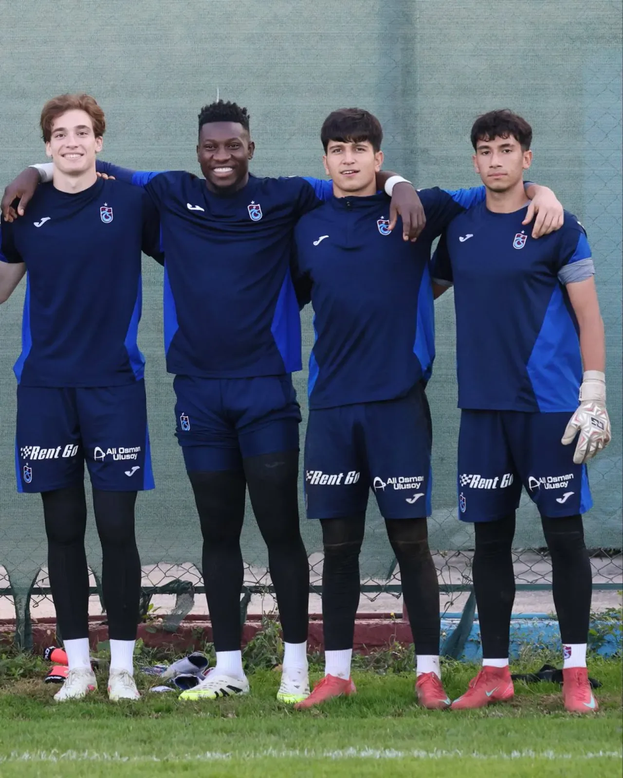 Trabzonsporlu Andre Onana, U19 Takımına Vuruş Tekniklerini Anlattı Trabzonsporlu Andre Onana, U19 Takımına Vuruş Tekniklerini Anlattı