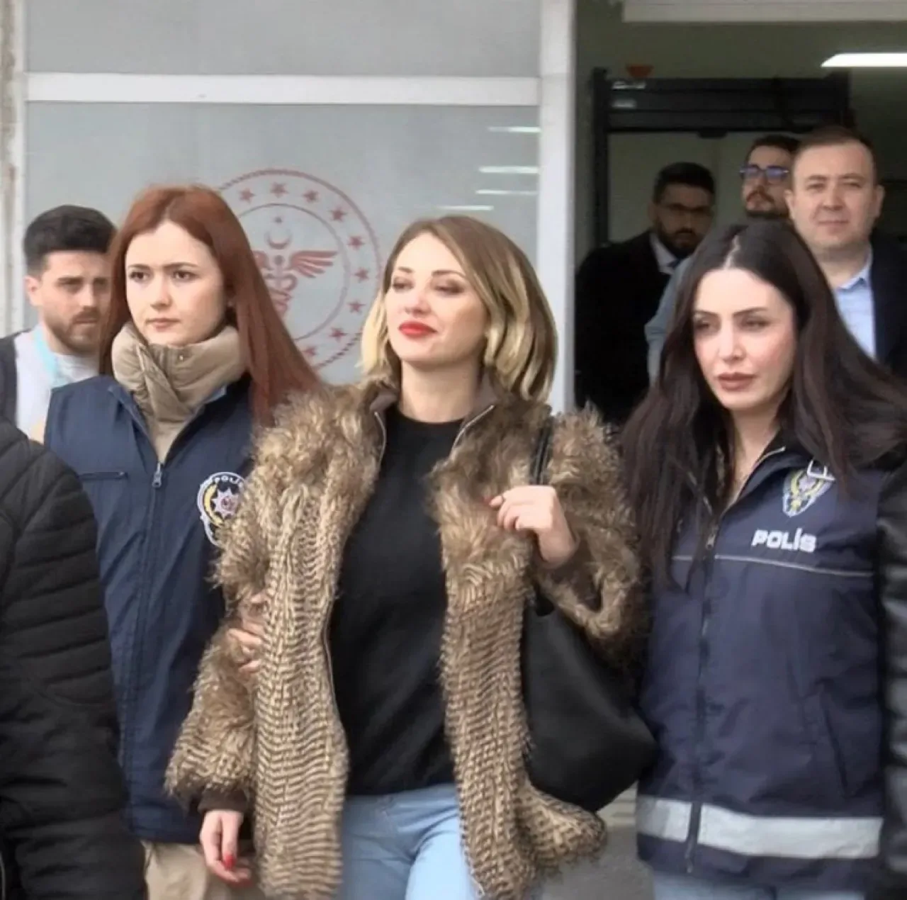 Feyza Altun'dan Sosyal Medyada Yargılanmaya Tepki: "Sınanmamışlığın Kibriyle Sınasın" Feyza Altun'dan Sosyal Medyada Yargılanmaya Tepki: "Sınanmamışlığın Kibriyle Sınasın"