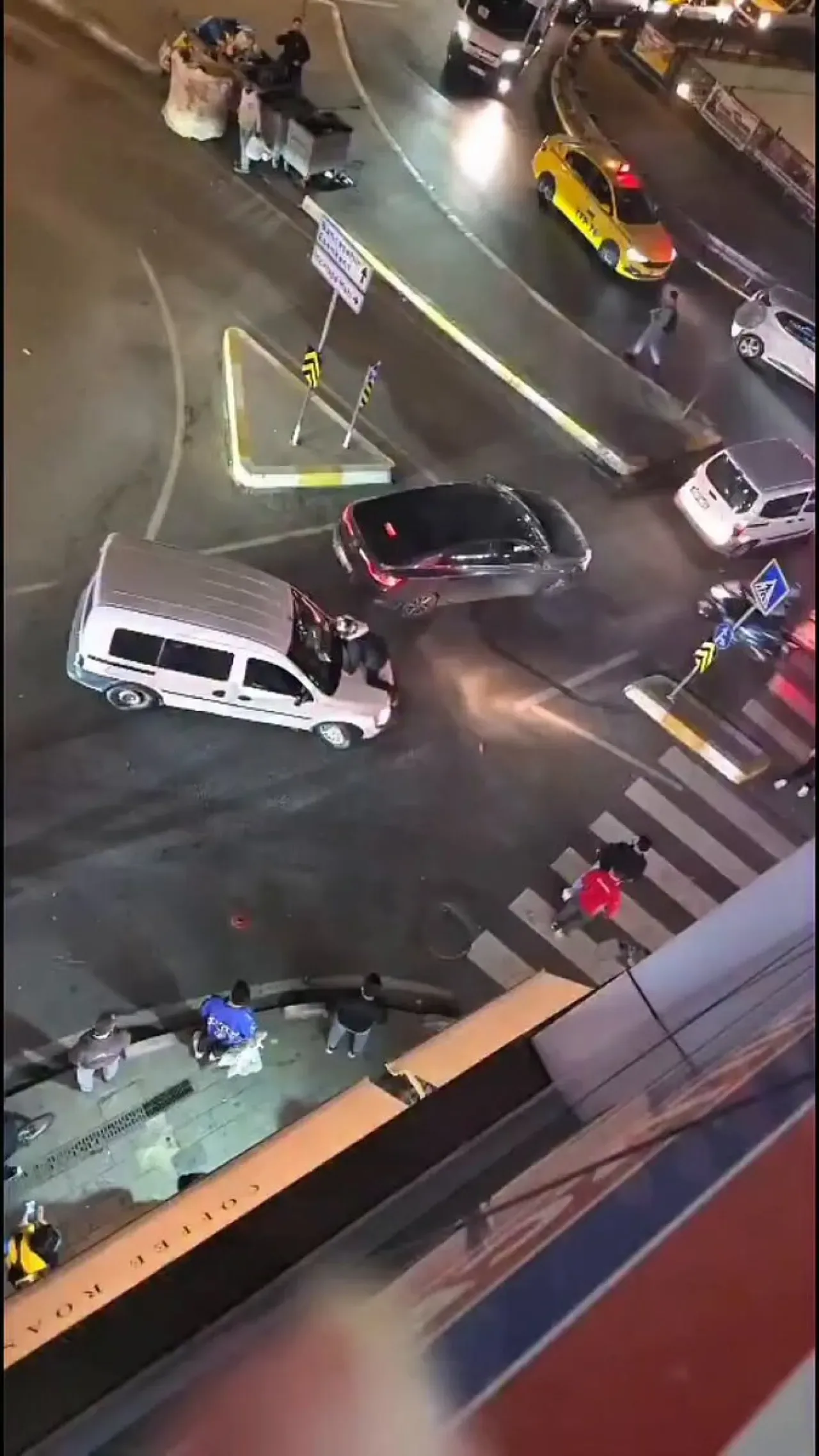 Esenyurt'ta Yol Verme Tartışması: Motorcu Kadın Kaputta Sürüklendi Esenyurt'ta Yol Verme Tartışması: Motorcu Kadın Kaputta Sürüklendi