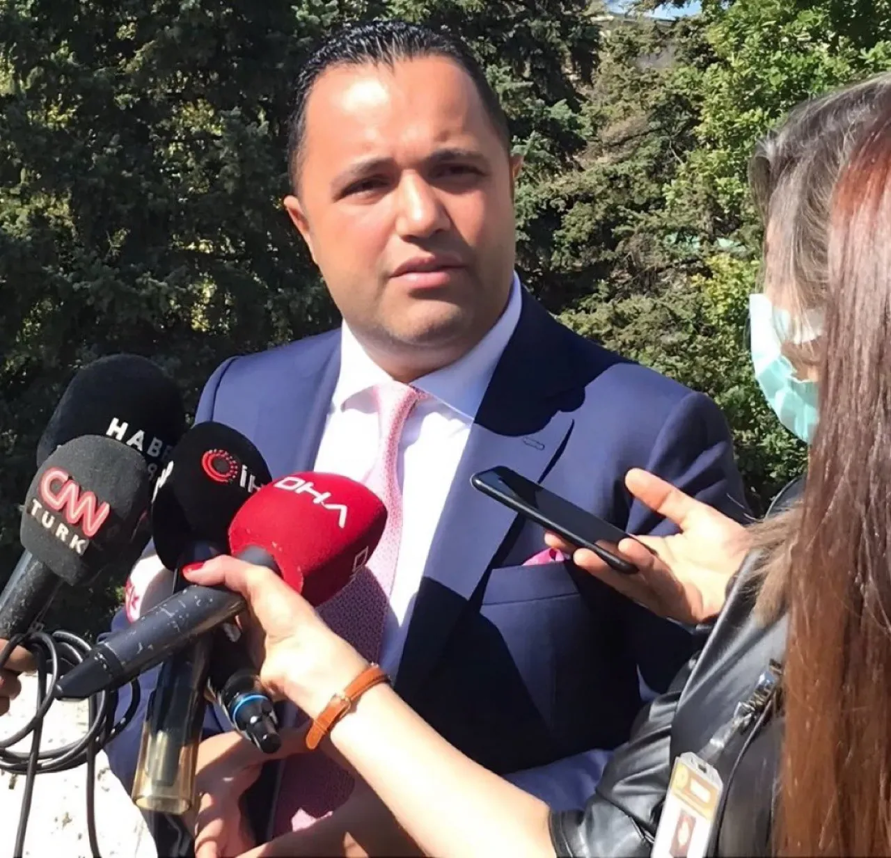 Irkçılık İddiaları ve Tehditler: Yasemin Minguzzi'ye Yönelik Suçlamalar Irkçılık İddiaları ve Tehditler: Yasemin Minguzzi'ye Yönelik Suçlamalar