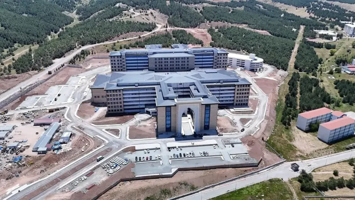 Sivas Cumhuriyet Üniversitesi 1071 Yataklı Dev Hastanede Sona Gelindi Sivas Cumhuriyet Üniversitesi 1071 Yataklı Dev Hastanede Sona Gelindi