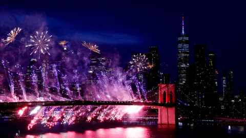 New York'ta Korkutan Anlar: Brooklyn Köprüsü'nde Havai Fişekler Yangına Neden Oldu
