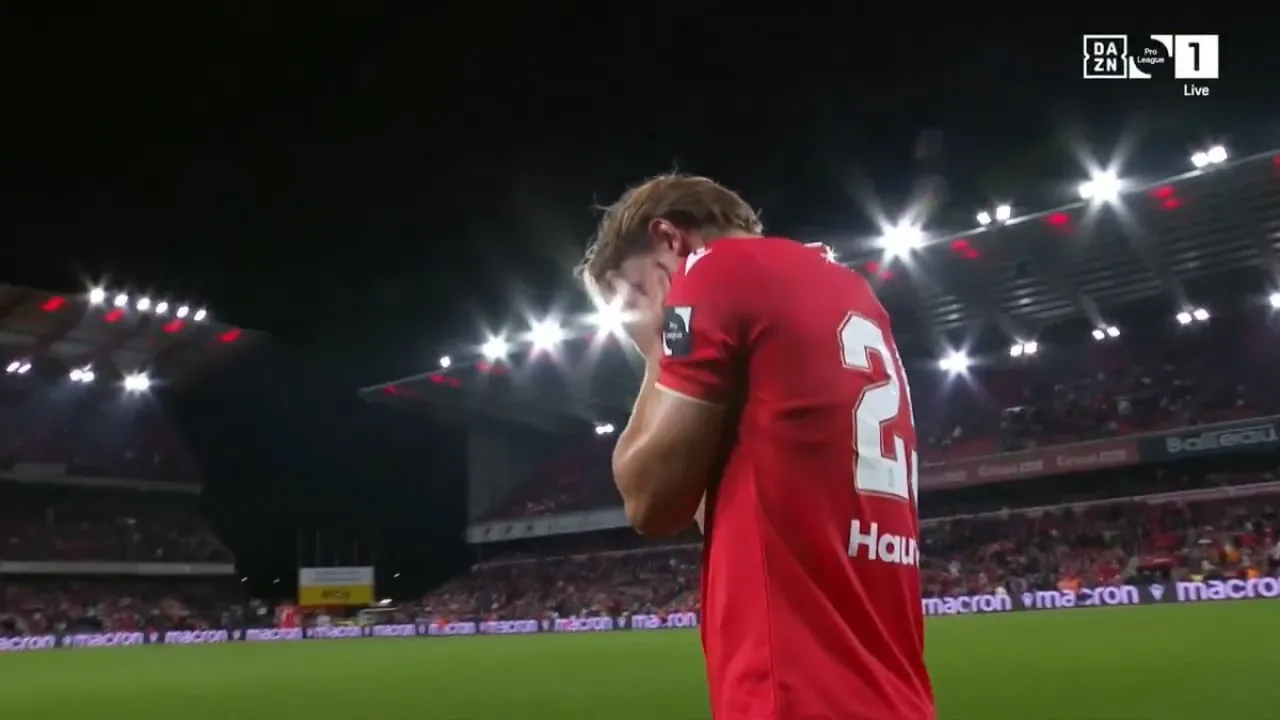 Belçika'da Standard Liege - Antwerp Maçı Saha Olayları Nedeniyle Erken Sona Erdi Belçika'da Standard Liege - Antwerp Maçı Saha Olayları Nedeniyle Erken Sona Erdi