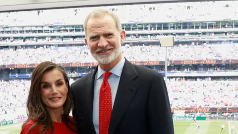 Kraliçe Letizia'nın Kırmızı Şıklığı: İspanya Dünya Kupası Zaferini Kutluyor