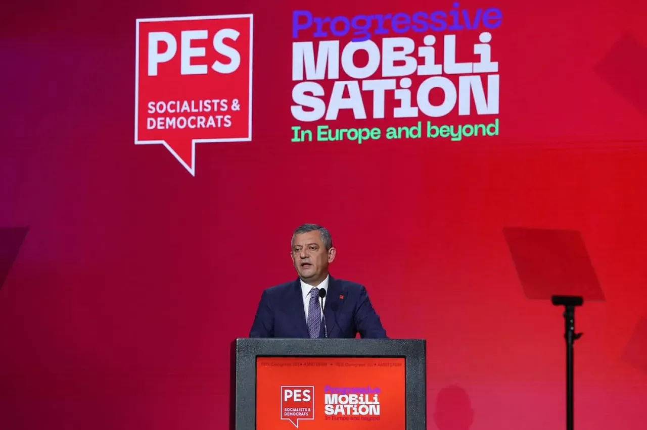CHP Lideri Özgür Özel, Amsterdam'daki Kongrede Demokrasi Vurgusu Yaptı CHP Lideri Özgür Özel, Amsterdam'daki Kongrede Demokrasi Vurgusu Yaptı