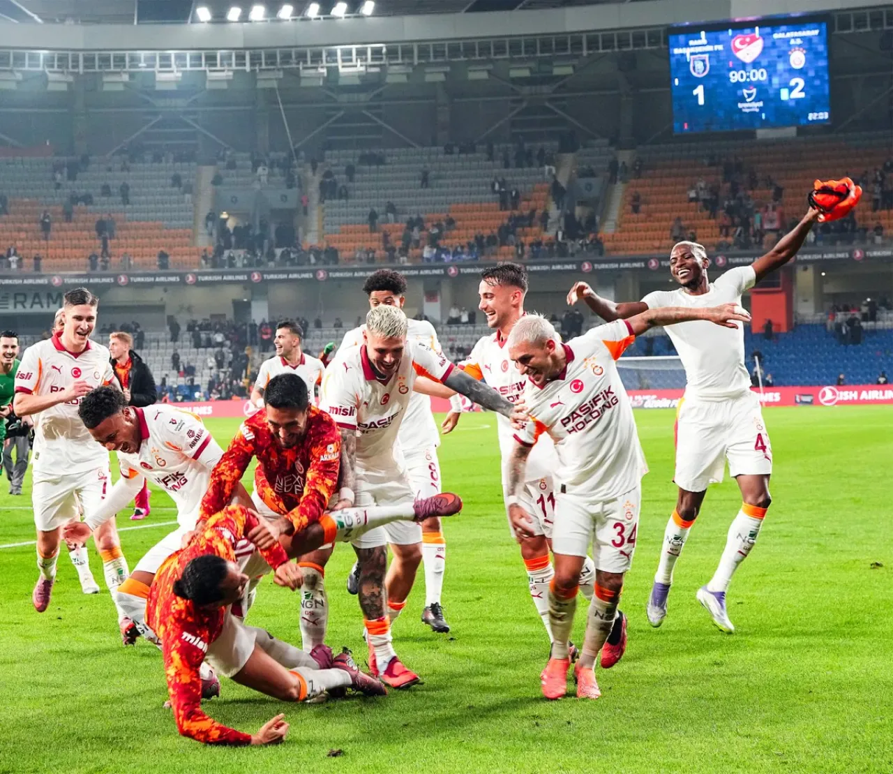 Galatasaray'ın Başarısı Taraftarı Sevindirdi Galatasaray'ın Başarısı Taraftarı Sevindirdi