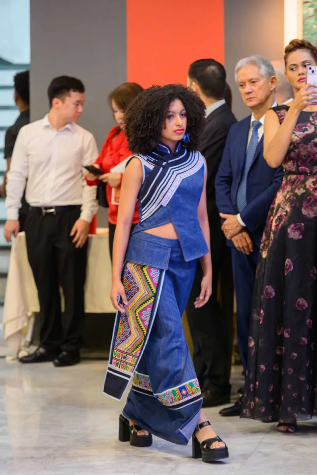 Hunan'ın Geleneksel El Sanatları Paris Modasında Dünyaya Tanıtıldı Hunan'ın Geleneksel El Sanatları Paris Modasında Dünyaya Tanıtıldı
