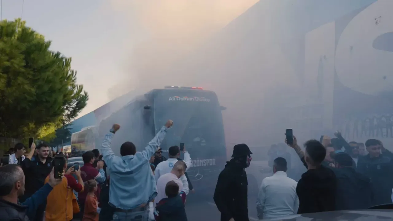 Trabzonspor Taraftarlarına Duygusal Mesaj: "Koca Bir Sevdanın Adı" Trabzonspor Taraftarlarına Duygusal Mesaj: "Koca Bir Sevdanın Adı"