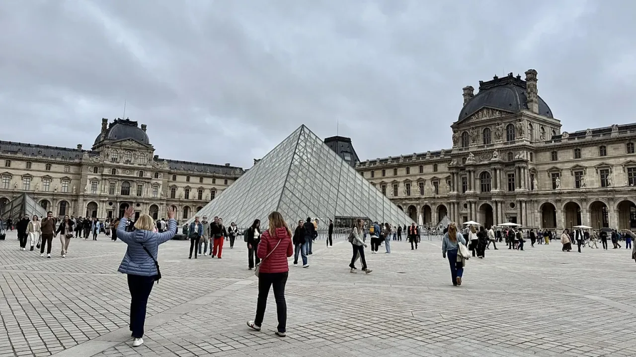 Louvre Müzesi'nde Soygun: Paris'teki Ünlü Müze Kapandı Louvre Müzesi'nde Soygun: Paris'teki Ünlü Müze Kapandı