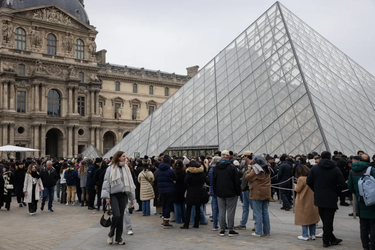 Louvre Müzesi'nde Değerli Mücevher Çalındı: Napolyon'un Hazinesi Kayıp Louvre Müzesi'nde Değerli Mücevher Çalındı: Napolyon'un Hazinesi Kayıp
