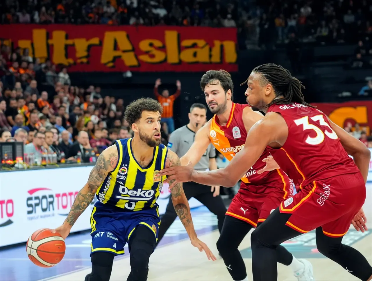 Fenerbahçe Beko, Galatasaray Derbisini Deplasmanda Kazandı Fenerbahçe Beko, Galatasaray Derbisini Deplasmanda Kazandı