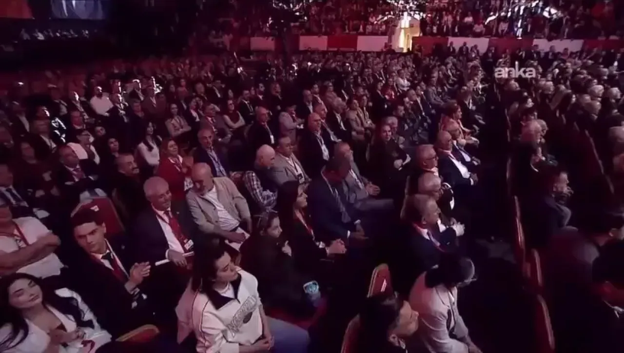 CHP Genel Başkanı Özgür Özel'den İl Kongresi Açıklaması: "Yargı Yoluyla Koltuk Dileniyor" CHP Genel Başkanı Özgür Özel'den İl Kongresi Açıklaması: "Yargı Yoluyla Koltuk Dileniyor"