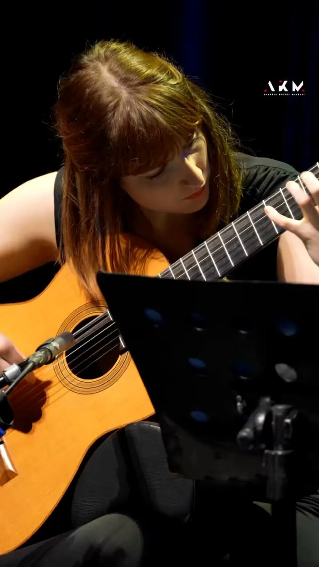 Julia Schüler, AKM'de Dünya Müziklerini Klasik Gitarla Buluşturdu Julia Schüler, AKM'de Dünya Müziklerini Klasik Gitarla Buluşturdu