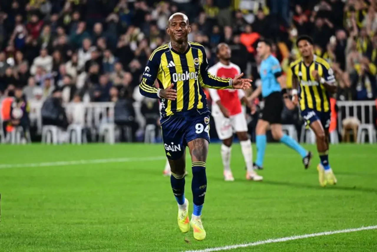 Fenerbahçe, Karagümrük Maçının İlk Yarısını 2-0 Önde Kapattı Fenerbahçe, Karagümrük Maçının İlk Yarısını 2-0 Önde Kapattı