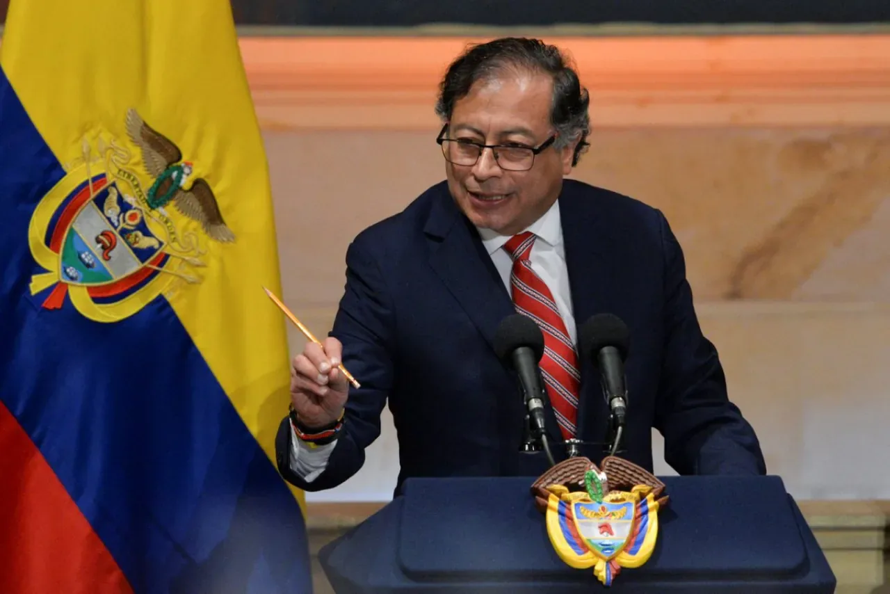 Kolombiya Devlet Başkanı Gustavo Petro'dan Donald Trump'a Sert Tepki Kolombiya Devlet Başkanı Gustavo Petro'dan Donald Trump'a Sert Tepki