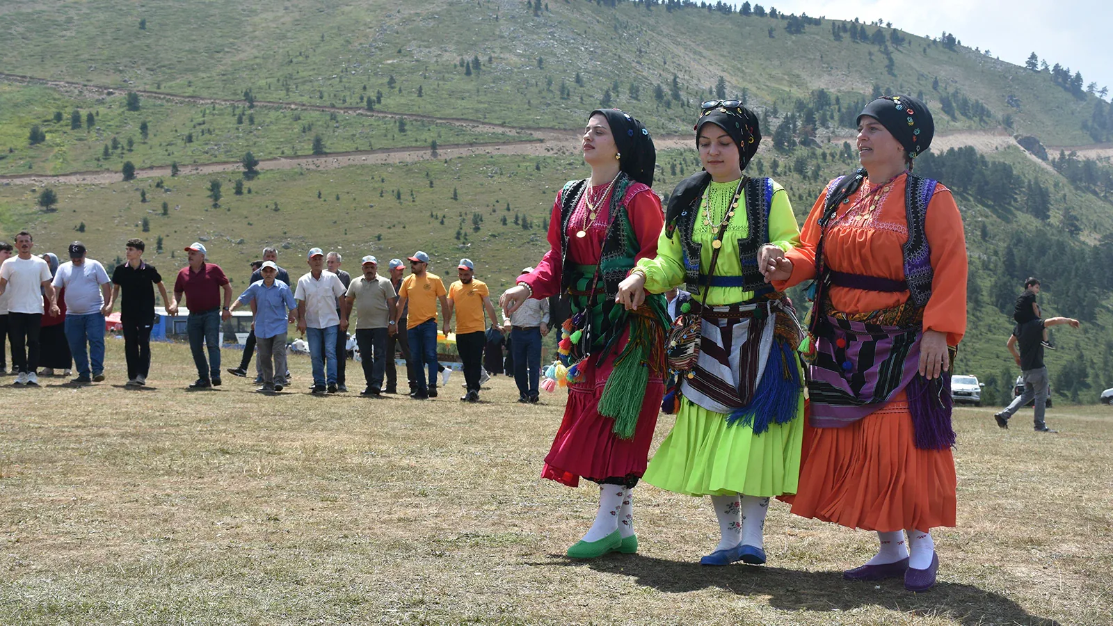 Gümüşhane'de geleneksel yayla göçü başladı: Renkli süsler ve kemençe eşliğinde yolculuk Gümüşhane'de geleneksel yayla göçü başladı: Renkli süsler ve kemençe eşliğinde yolculuk