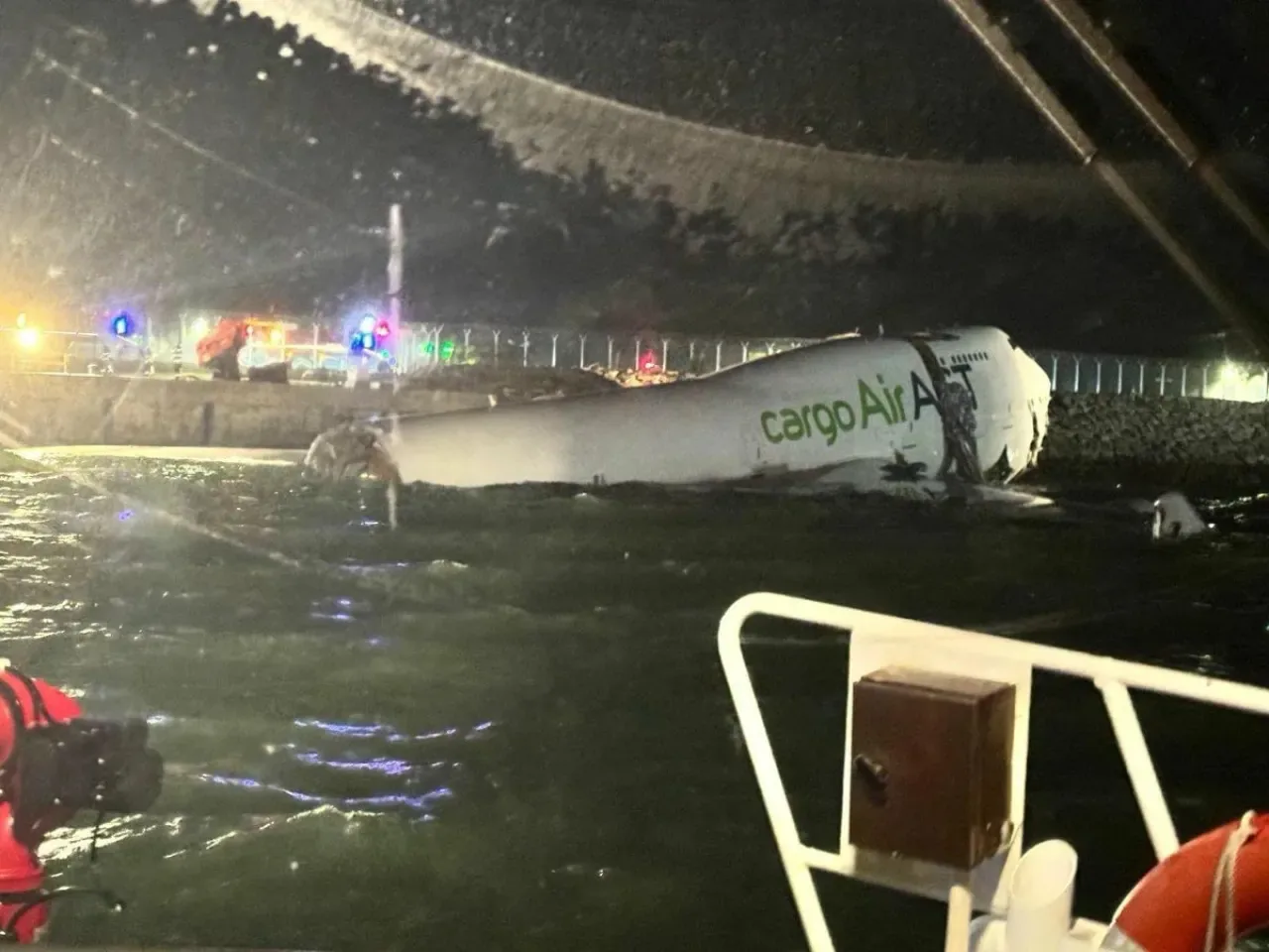 Hong Kong'da Boeing 747 Kargo Uçağı Pistten Çıkarak Denize Düştü Hong Kong'da Boeing 747 Kargo Uçağı Pistten Çıkarak Denize Düştü