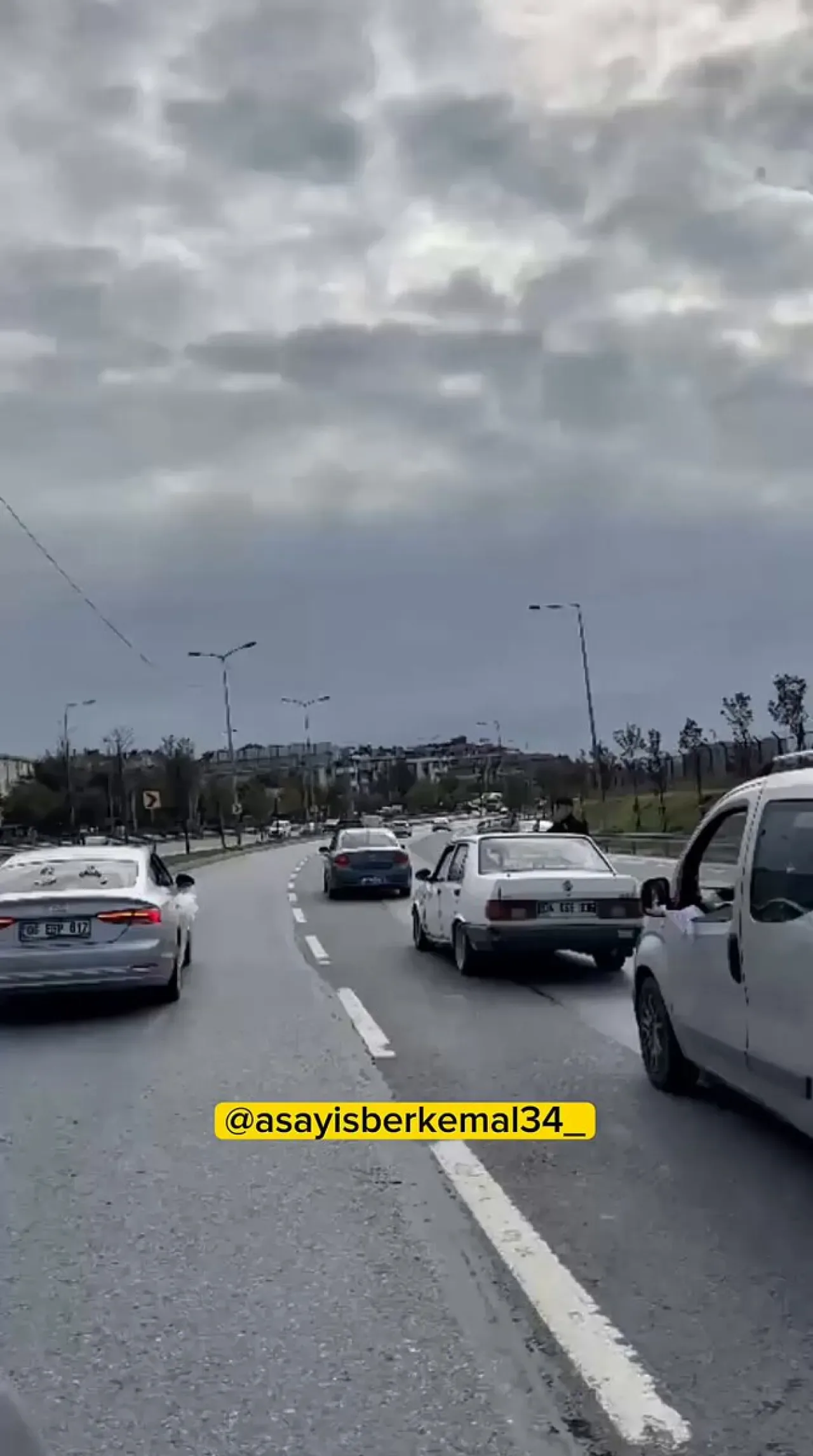 İstanbul'da Düğün Konvoyu Trafikte Tehlike Yarattı İstanbul'da Düğün Konvoyu Trafikte Tehlike Yarattı