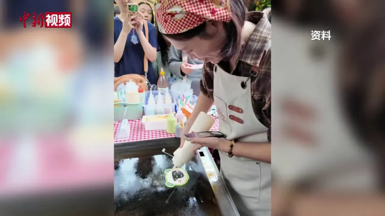 Chengdu Gece Pazarında El Yapımı Çizgi Film Kareli Pankekler Büyük İlgi Görüyor Chengdu Gece Pazarında El Yapımı Çizgi Film Kareli Pankekler Büyük İlgi Görüyor