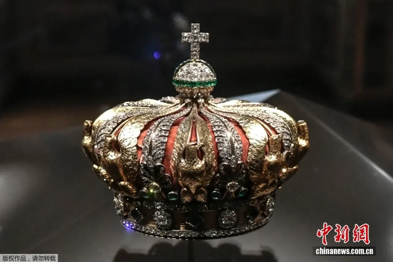 Louvre Müzesi'nde Değerli Mücevher Hırsızlığı: Kraliyet Eserleri Kayıp Louvre Müzesi'nde Değerli Mücevher Hırsızlığı: Kraliyet Eserleri Kayıp