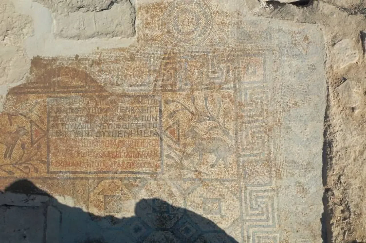 Şanlıurfa Kalesi'nde 5. Yüzyıla Ait Tabak Mozaiği Bulundu Şanlıurfa Kalesi'nde 5. Yüzyıla Ait Tabak Mozaiği Bulundu