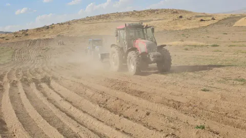 Adilcevaz'da 2025 sezonu buğday ekimi başladı: Çiftçiler girdi maliyetlerine rağmen umutlu
