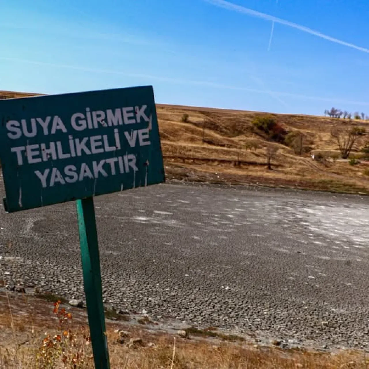 Ankara'daki Kızılca Göleti İki Ayda Tamamen Kurudu Ankara'daki Kızılca Göleti İki Ayda Tamamen Kurudu