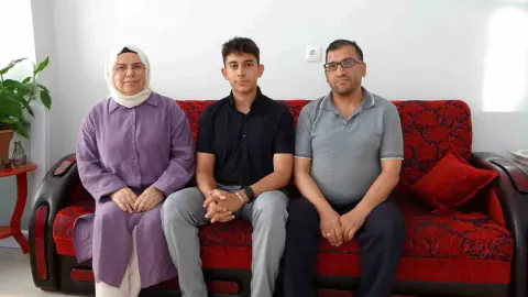 LGS Şampiyonu Hamza İncebay'den Başarı Sırrı: Akıllı Telefonu Bıraktı LGS Şampiyonu Hamza İncebay'den Başarı Sırrı: Akıllı Telefonu Bıraktı