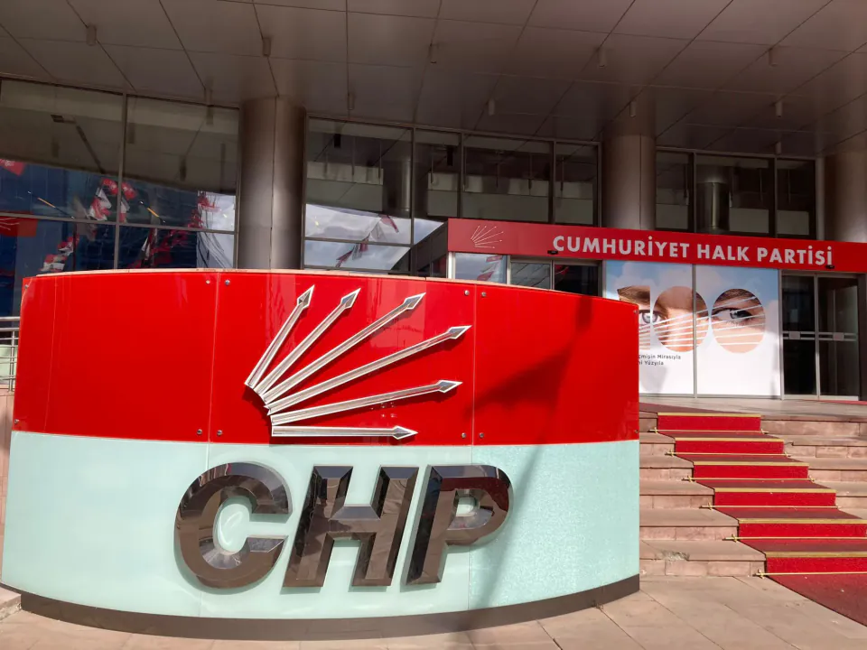 CHP'de 16. Madde Tartışmaları: Parti İçindeki Ayrışmanın Perde Arkası görseli