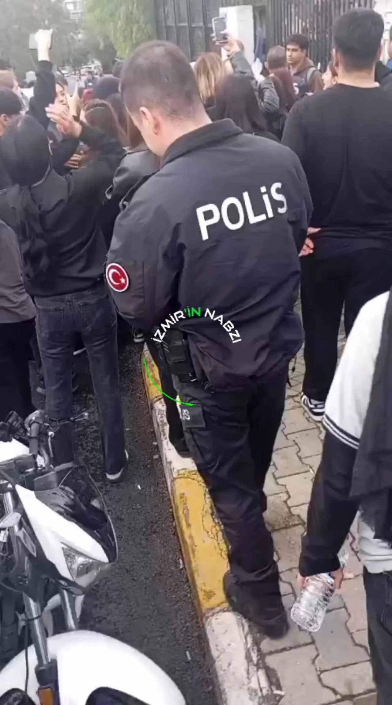 İzmir'de Öğrencilerden Müstehcen Fotoğraf Düzenlemesine Tepki: Okul Önünde Protesto İzmir'de Öğrencilerden Müstehcen Fotoğraf Düzenlemesine Tepki: Okul Önünde Protesto