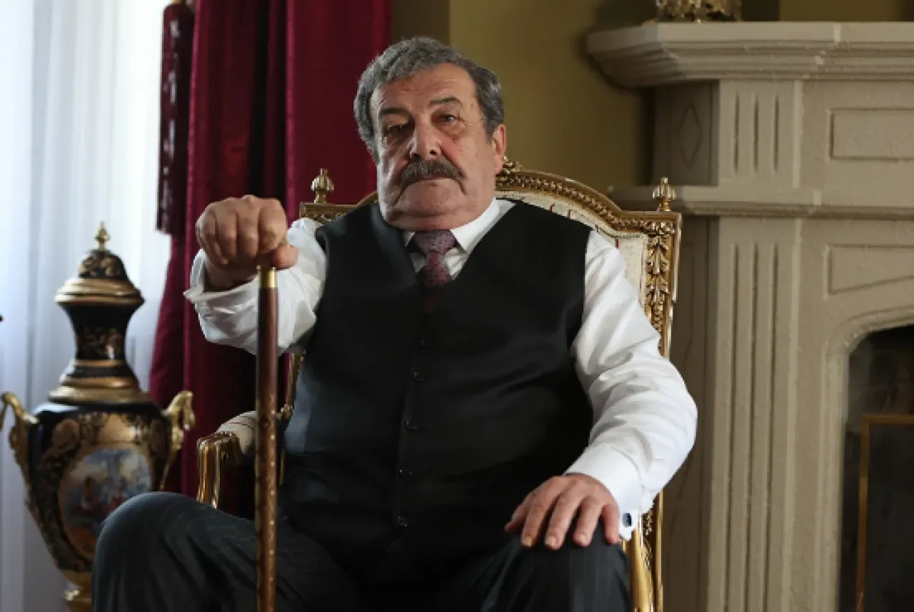 Kenan İmirzalıoğlu'nun Yeni Dizisi "Aile Bir İmtihandır" Kadrosuna Tarık Pabuçcuoğlu Dahil Oldu Kenan İmirzalıoğlu'nun Yeni Dizisi "Aile Bir İmtihandır" Kadrosuna Tarık Pabuçcuoğlu Dahil Oldu